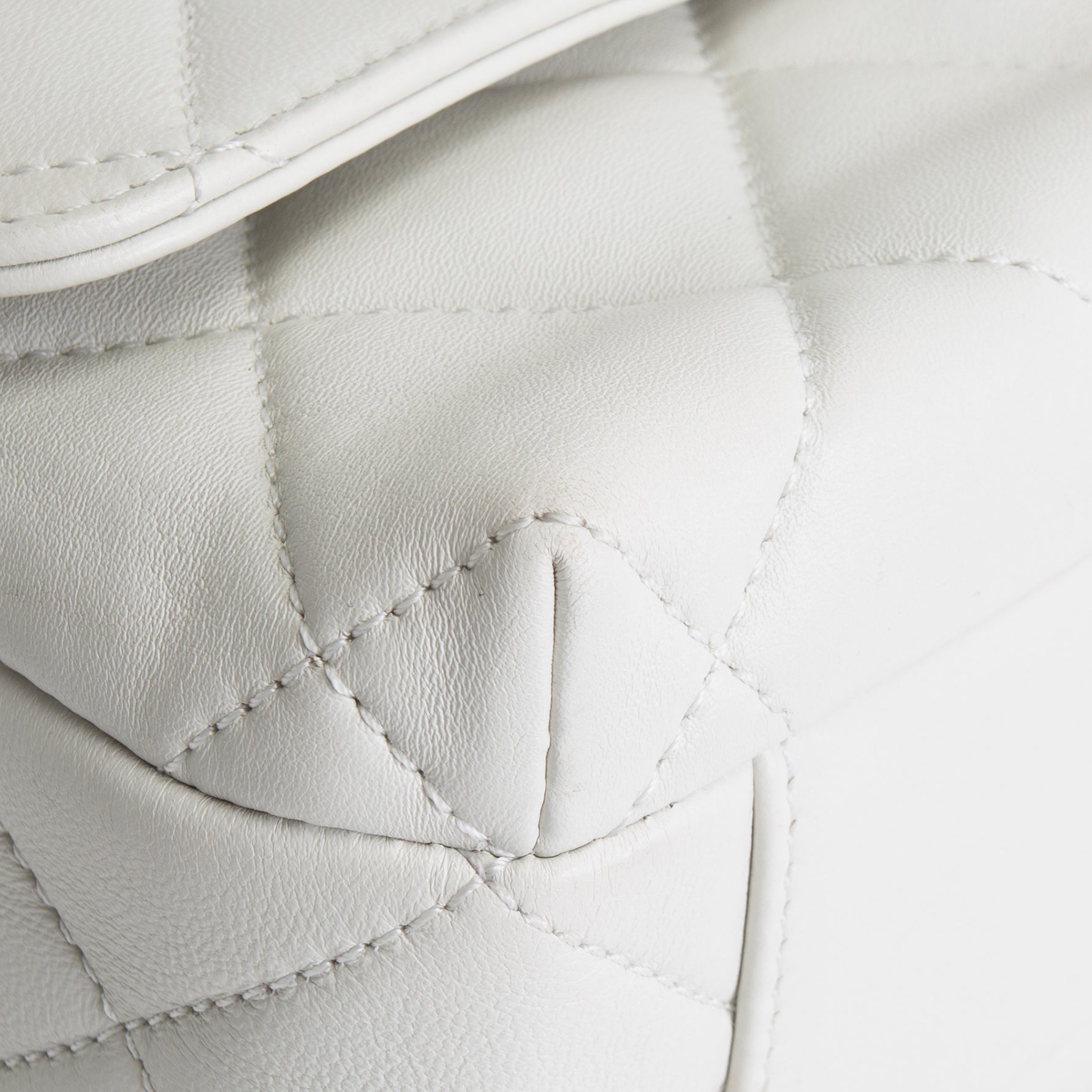 CHANEL CC Pearl Lambskin Quilted Flap Bag - Chalk White